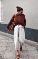 Blugi slouchy cu pulover oversized