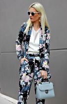 Costum cu imprimeu floral