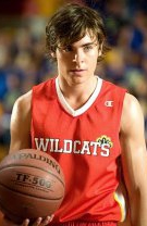 Zac Efron s-a transformat complet