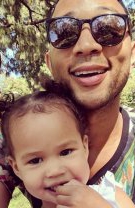 John Legend, alături de fiica lui, Luna
