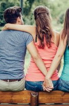 Dacă ești adeptul monogamiei, trebuie să te decizi la ce relație renunți
