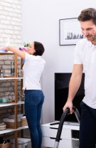 Folosește aspiratorul pentru curățarea mobilei