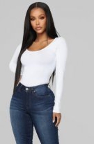 Alege denim de culoare închisă