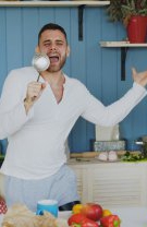 Nu-i încălca spațiul personal și lasă-i timp pentru lucruri care îi plac, în afara ta