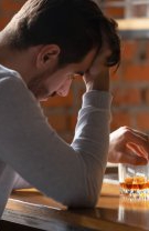 A început să mănânce sau să bea în exces