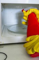 Cum îndepărtezi resturile de mâncare prinse în interiorul cuptorului