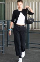 O pereche de pantaloni eleganți