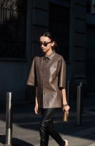 Cămașă tip blazer și pantaloni de piele