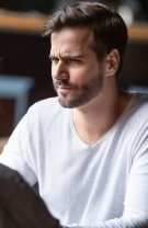 Un bărbat narcisist îți distruge încrederea în tine