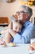 Asigură-te că persoanele vulnerabile din familie rămân în casă