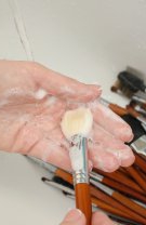 Nu îți cureți pensulele de make-up