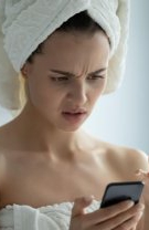 Îți iei telefonul cu tine la baie