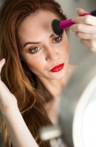 Aplică mai puțin make-up