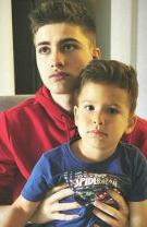 Are o relație bună cu fratele lui mai mic, Tiago