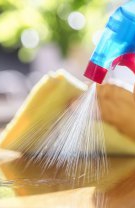 Ține produsele de curățenie la îndemână 