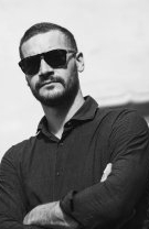 Pur și simplu, îi face plăcere să înșele