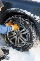 Ajută de îndepărtarea gheții de pe șosea