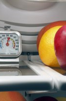 Folosește un termometru pentru a te asigura că alimentele din frigider și congelator sunt păstrate la nivelul de răcire optim 