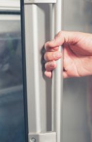 Ține ușa frigiderului închisă pentru cât mai mult timp