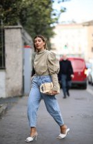 Bluza bej cu umeri bufanți