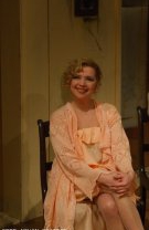 Continuă să smulgă aplauze furtunoase pe scena teatrului 