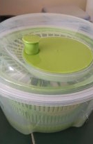 Spală hainele delicate într-un uscător de salată