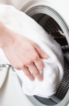 Usucă-ți hainele mai repede folosind un prosop uscat