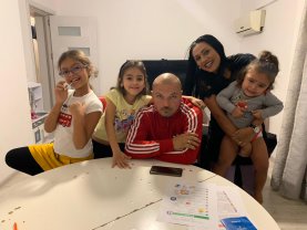 Le insuflă fiicelor dragostea pentru viața la țară