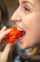 Mănâncă alimente picante