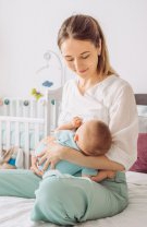 Copilul pare înfometat, ar trebui să îl hrănești