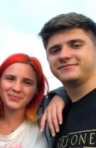 Își vede fratele biologic de 3,4 ori pe an