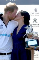 Își pot arăta afecțiunea în public