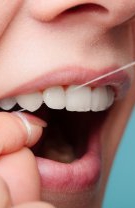 Folosirea aței dentare