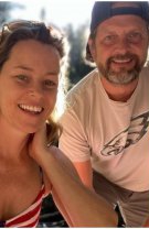 Elizabeth Banks și Max Handelman