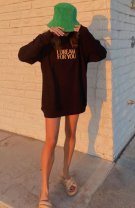 Cu o rochie tip hanorac