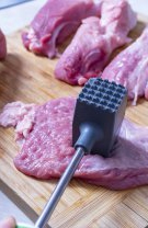 Bați carnea fără să o acoperi