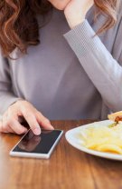 5. Nu-ți pune telefonul pe masă