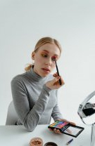 9. Nu are răbdare să aștepte când durează ore întregi să te pregătești