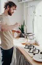 11. Crezi că cineva te iubește doar dacă face ceva pentru tine