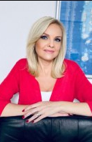 Are două fetițe alături de soțul ei