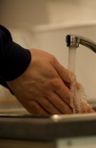 2. Nu te speli pe mâni înainte de a merge la toaletă