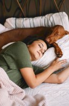 5. Îți lași animelele de companie să doarmă cu tine în pat