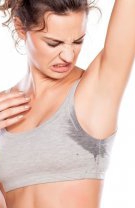 4. Petele de deodorant și de transpirație îți pot strica sutienul/bustiera