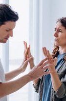3. Se simte intimidat de parteneră