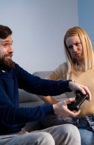 4. Consideră că alte lucruri sunt mai importante decât femeia de lângă
