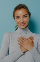8. Așază-ți mâinile încrucișate pe piept (în formă de fluture)