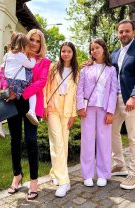 Aniversează în 16 ani de la căsătorie