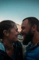 1. Partenerii sunt foarte împliniți și se bucură de relația pe care o au