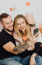 6. Le crește stima de sine dacă se fotografiază la brațul persoanei iubite