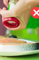 2. Presărăm sare pe mâncare de la o distanță prea mică